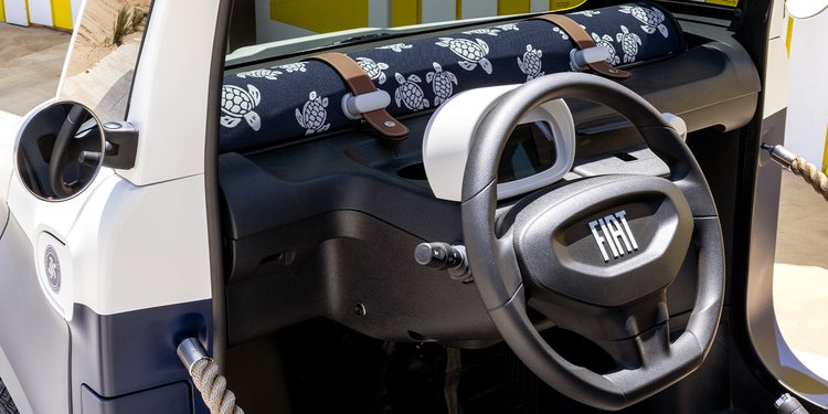 Intérieur de la Fiat Topolino Vilebrequin, voiture électrique sans permis édition spéciale