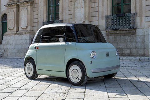 Fiat Topolino vue avant, voiture électrique sans permis stationnée en ville