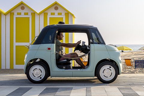 Fiat Topolino Dolce Vita, vue latérale de la voiture électrique sans permis sans portes