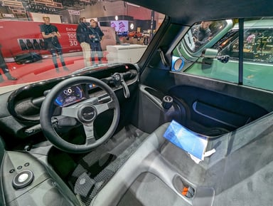 Intérieur de la Microlino électrique sans permis, poste de conduite et habitacle