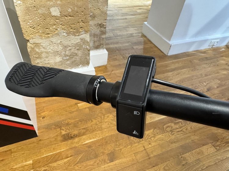 Vélo électrique pliant Nakamura Flexy Boost d’Intersport, compact et fabriqué en France