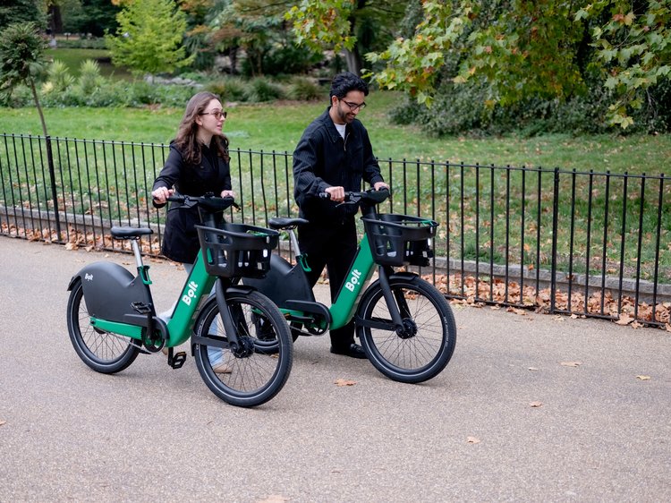 Vélo électrique Bolt en libre-service avec feu stop et clignotants intégrés en ville