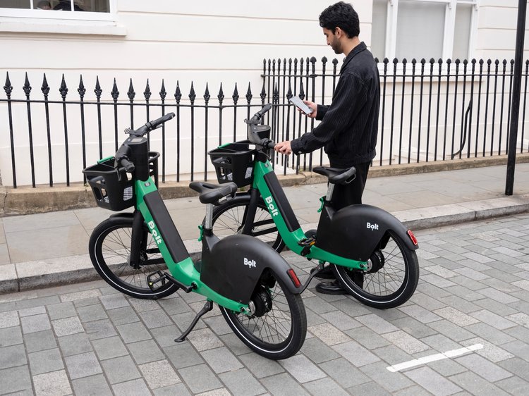Vélo électrique Bolt en libre-service avec feu stop et clignotants intégrés en ville