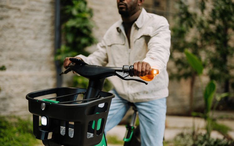 Vélo électrique Bolt en libre-service avec feu stop et clignotants intégrés en ville