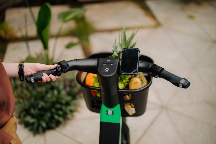 Vélo électrique Bolt en libre-service avec feu stop et clignotants intégrés en ville