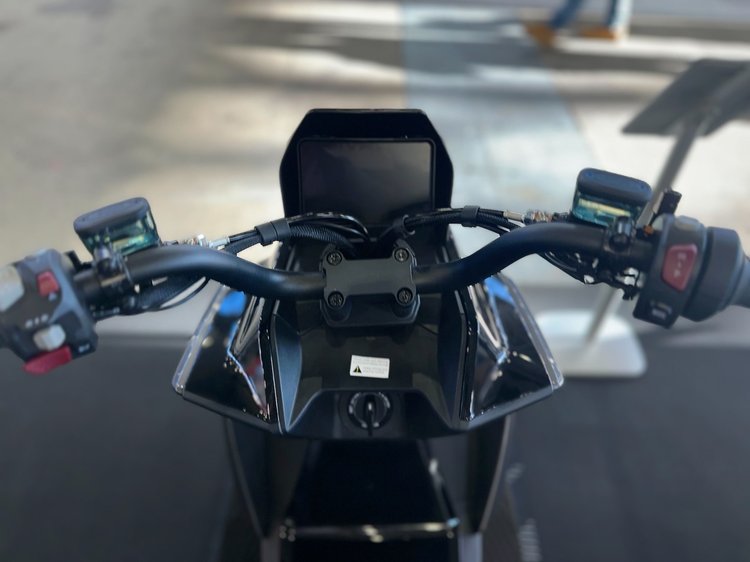 Scooter électrique Pink Ezi Hypevolt 2026 exposé au Salon du 2 Roues avec autonomie de 140 km