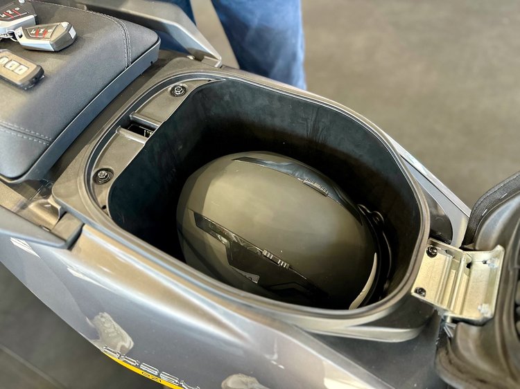 Scooter électrique Pink Ezi Hypevolt 2026 exposé au Salon du 2 Roues avec autonomie de 140 km