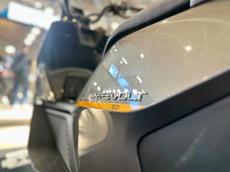 Scooter électrique Pink Ezi Hypevolt 2026 exposé au Salon du 2 Roues avec autonomie de 140 km