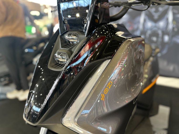 Scooter électrique Pink Ezi Hypevolt 2026 exposé au Salon du 2 Roues avec autonomie de 140 km