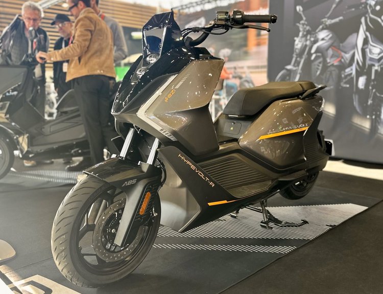 Scooter électrique Pink Ezi Hypevolt 2026 exposé au Salon du 2 Roues avec autonomie de 140 km