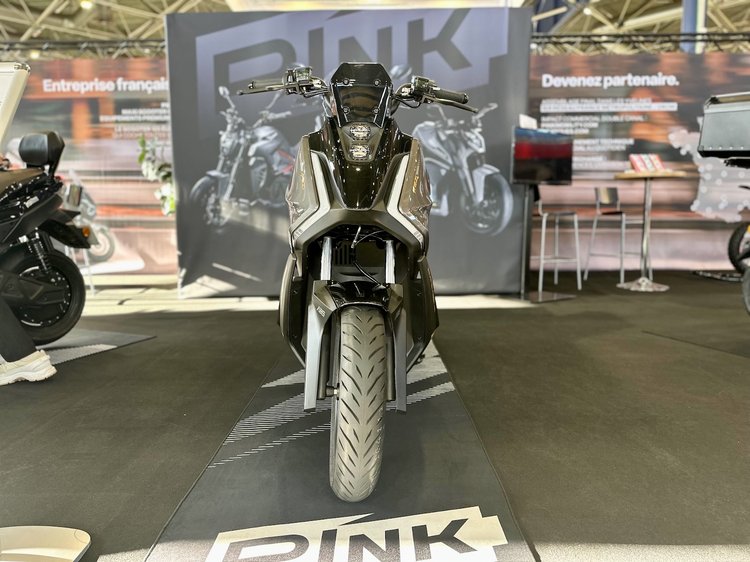 Scooter électrique Pink Ezi Hypevolt 2026 exposé au Salon du 2 Roues avec autonomie de 140 km