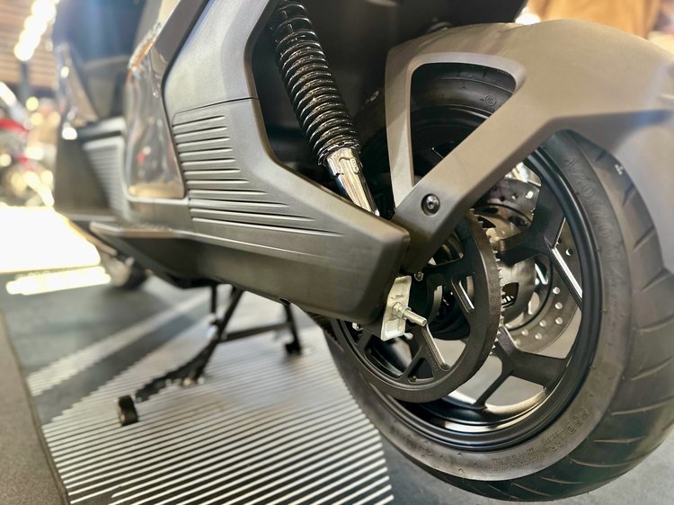 Scooter électrique Pink Ezi Hypevolt 2026 exposé au Salon du 2 Roues avec autonomie de 140 km