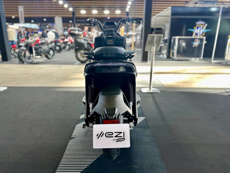 Scooter électrique Pink Ezi Hypevolt 2026 exposé au Salon du 2 Roues avec autonomie de 140 km