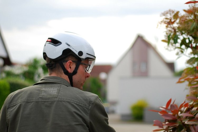 Casque vélo urbain Abus HUD-Y Ace porté en ville