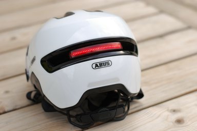 LED arrière allumée du casque vélo Abus HUD-Y Ace