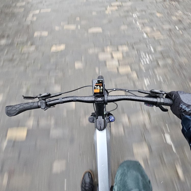 Tenways AGO X Special Edition conduite pavés pluie