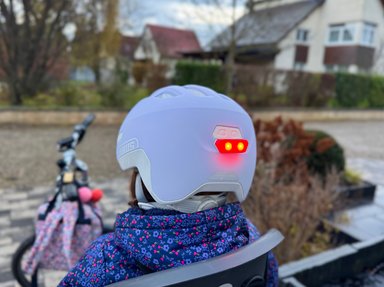 LED arrière allumée du casque vélo enfant Abus