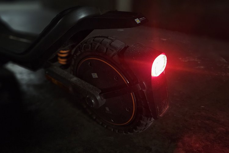 Xiaomi Electric Scooter 6 Pro éclairage arrière