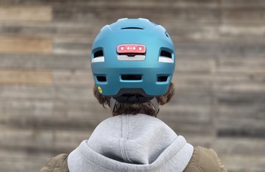 Feu arrière du casque vélo Met E-Mob MIPS allumé