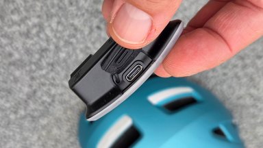 Port de recharge USB du casque vélo Met E-Mob MIPS