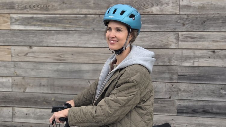 Casque vélo urbain Met E-Mob MIPS porté en ville