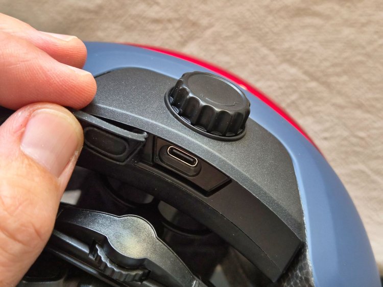Molette de réglage et port USB du casque vélo Tenways EH20
