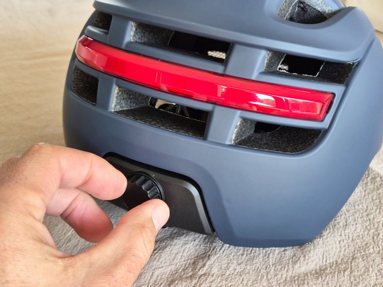 Activation du clignotant du casque vélo connecté Tenways EH20