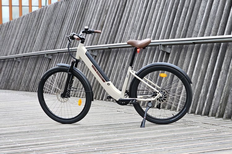 Vélo électrique Nakamura Crossover E de profil, cadre bas crème, VAE urbain pas cher à 999 €