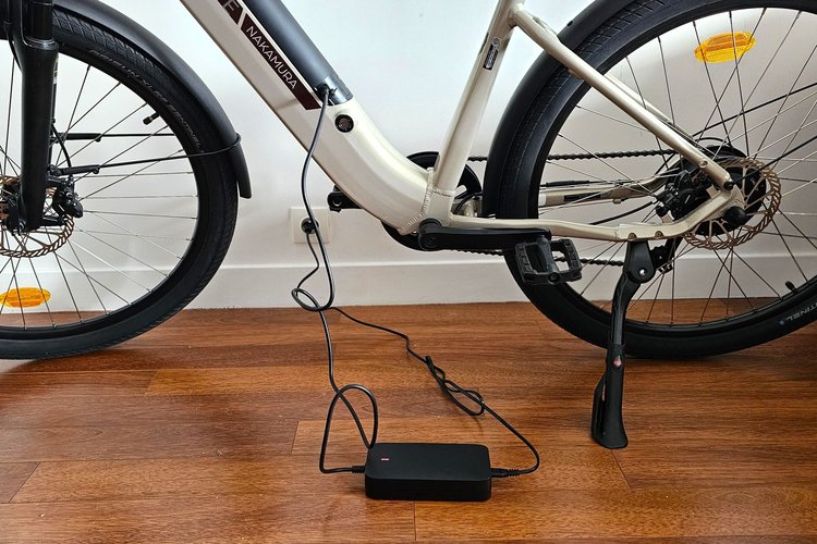 Batterie du Nakamura Crossover E en recharge avec son chargeur rapide