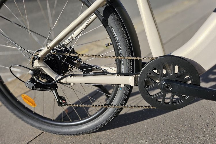 Transmission Shimano 6 vitesses et moteur moyeu arrière du vélo électrique Nakamura Crossover E