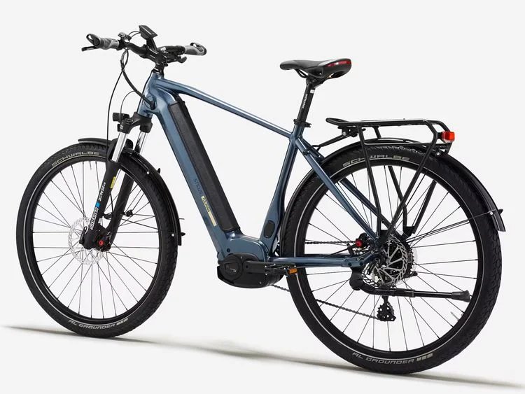 Vélo électrique Stilus e-touring à cadre haut, moteur Bosch et porte-bagages, vu de trois quarts arrière