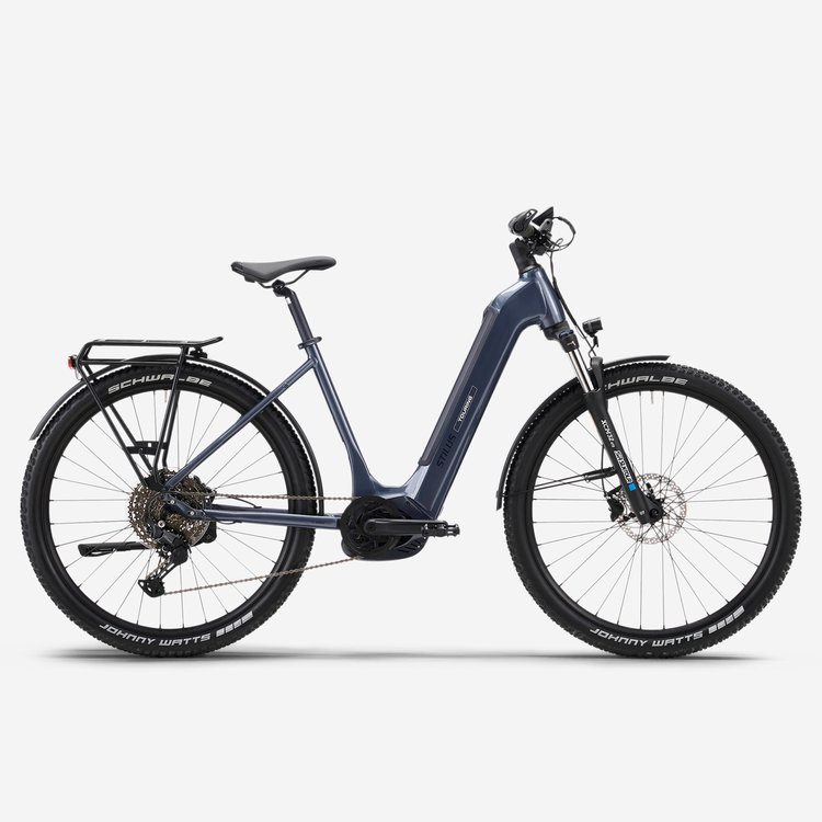 Vélo électrique Stilus e-touring bleu ardoise à cadre bas, moteur Bosch et porte-bagages, vu de profil