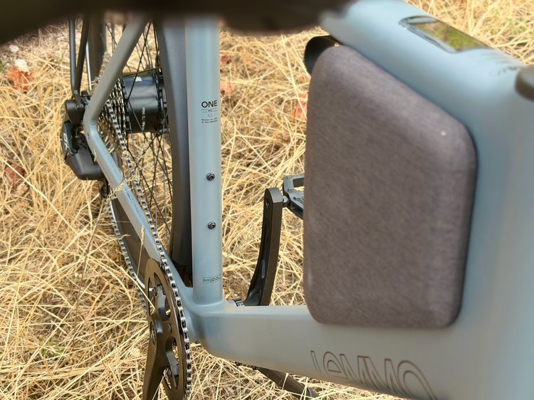 Marquage ONE MK3 taille L et mention aluminium 6061 recyclé sur le tube de selle du Lemmo