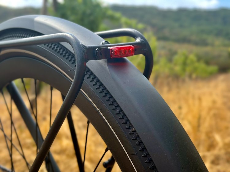 Feu arrière rouge logé dans le porte-bagages du Lemmo One Collab.Ride Core