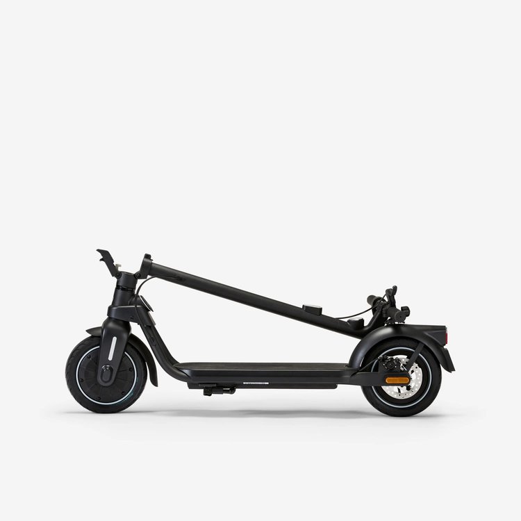 Trottinette électrique Btwin MD500 E de Decathlon vue de profil, pliée