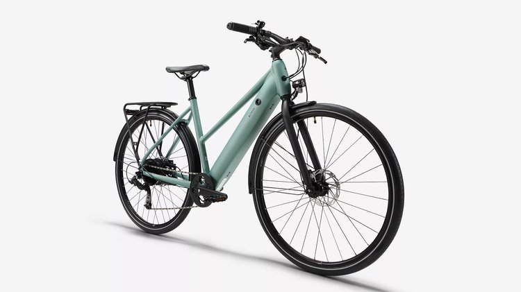 Vélo électrique Elops Longue Distance 500 à cadre bas, coloris vert givré, vu de trois quarts avant