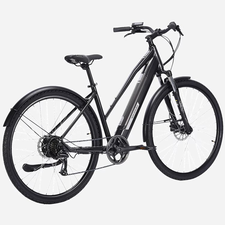 VTC électrique Nakamura Crossover S noir vu de trois quarts arrière, avec garde-boue et porte-bagages