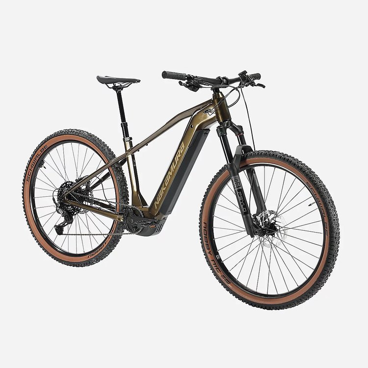 VTT électrique Nakamura E-SUMMIT 990 marron de trois quarts avant, fourche RockShox et roues 29 pouces