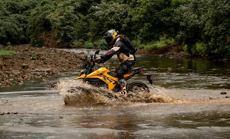 Ultraviolette X-47 Venom jaune traversant une rivière