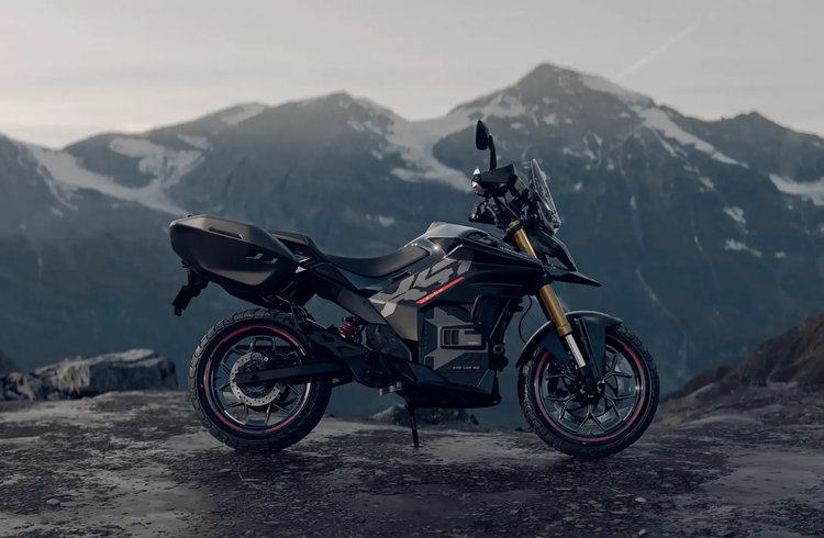 Ultraviolette X-47 Venom noire devant des montagnes enneigées