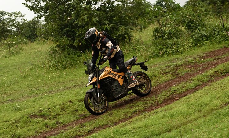 Ultraviolette X-47 Venom jaune en tout-terrain dans l'herbe
