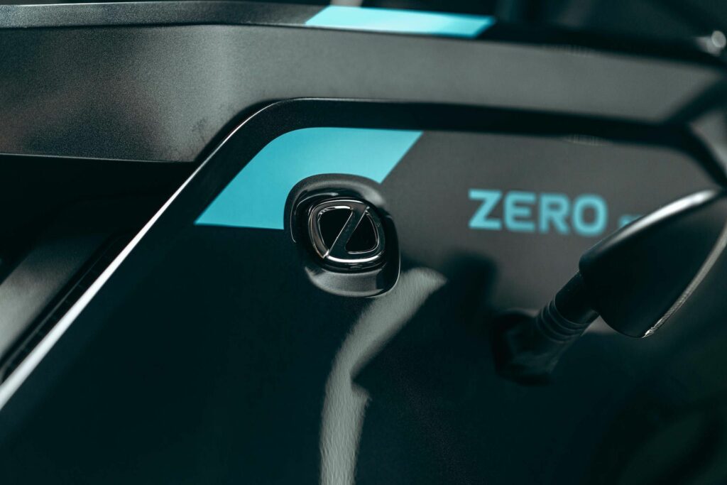La moto électrique Zero SR/S développe une puissance de110 ch (82 kW) à 5 600 tr/min