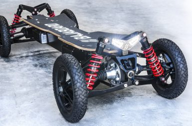 Ce skateboard électrique peut rouler à 72 km/h