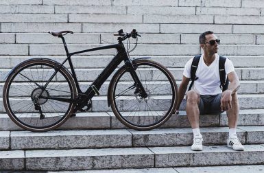 Ce vélo électrique de ville en carbone pèse moins de 16 kilos