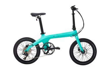 Ce petit vélo électrique en carbone coûte moins de 900 euros