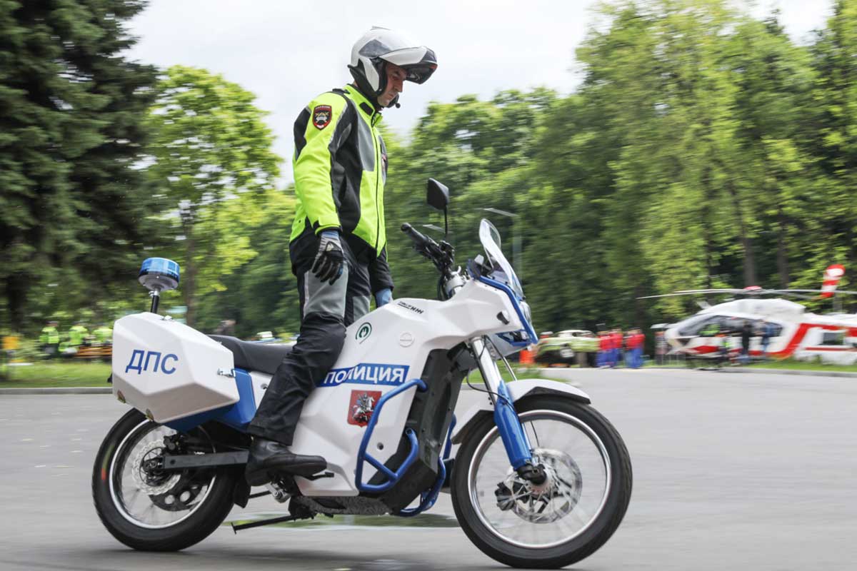 Coupe du Monde : des motos électriques Kalachnikov pour la police russe