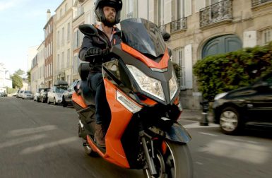 Pink déconfine son nouveau maxi-scooter électrique