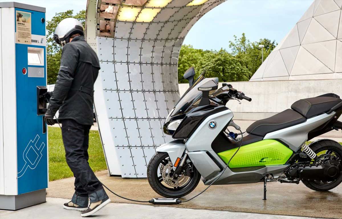 A Paris, Total compte faciliter la charge des scooters électriques