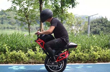 Cette étrange moto électrique n’a qu’une seule roue !