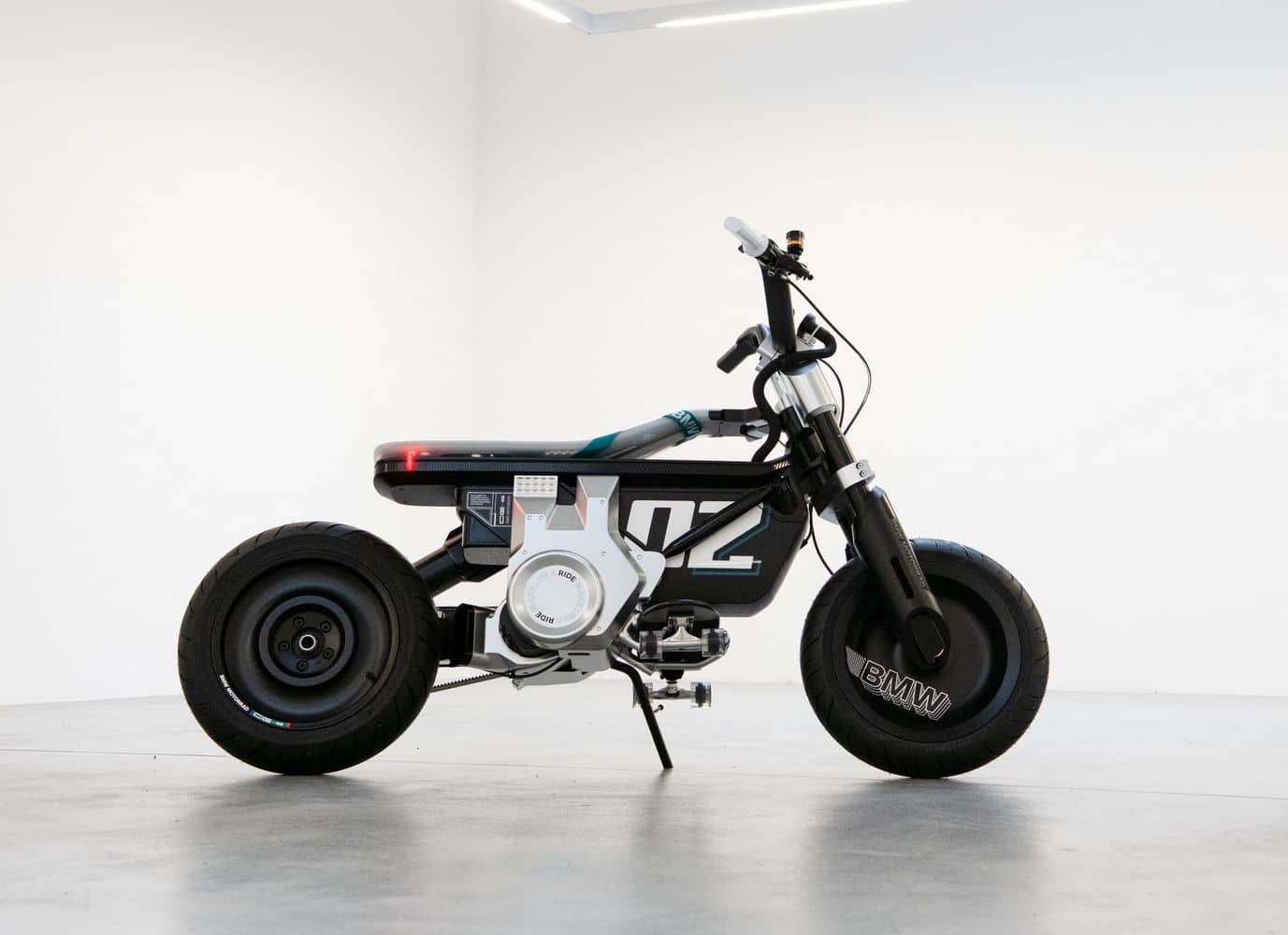 BMW Concept CE 02 : une petite moto électrique pour la ville